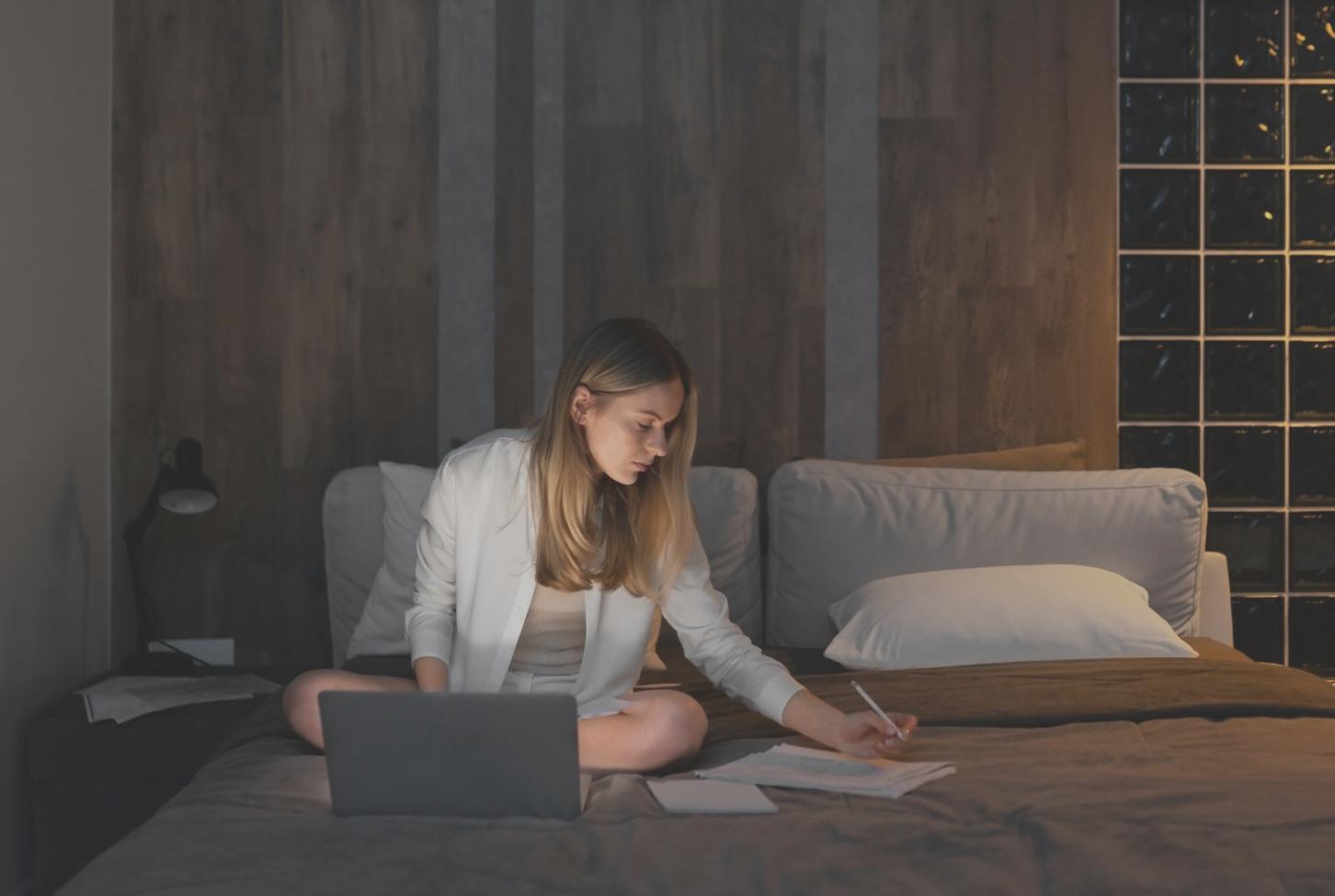 Espace de travail moderne avec outils de gestion budgétaire